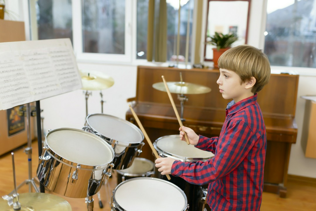 Dziecko grające na perkusji